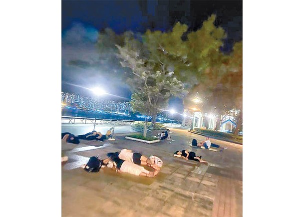 露宿者成群在鰂魚涌公園席地而睡。