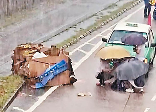 元朗：途人替傷者打傘擋雨。