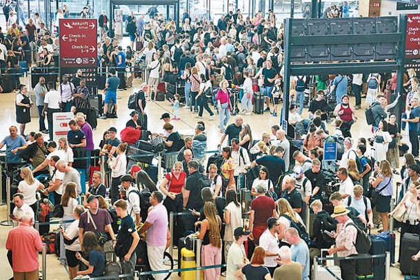 德國：柏林機場有航班延誤，打亂旅客行程。（Getty Images圖片）