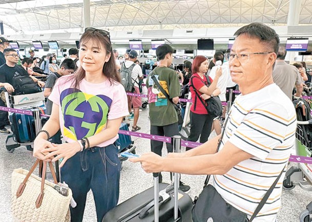 台灣旅客李先生（右）及羅小姐原定航班被取消。