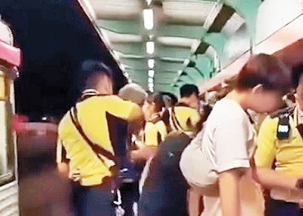 網上流傳影片，指入夜後輕鐵有大批職員向乘客查飛。