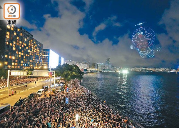 多啦A夢無人機匯演吸引數百市民在尖沙咀海旁觀賞。（袁志豪攝）