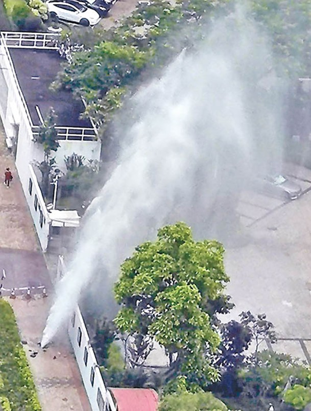 將軍澳唐俊街有地底水管爆裂噴出水柱射進校園範圍。