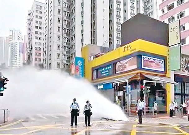 香港到處都有「城市瀑布」、「城市噴泉」奇觀。