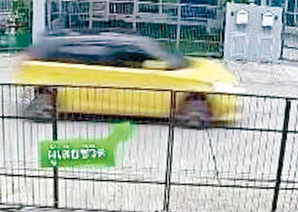 死者男友駕駛黃色私家車徘徊。
