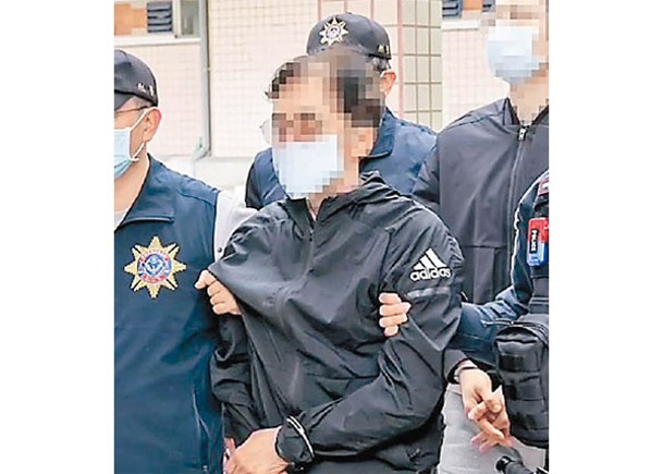 台灣警方拘捕涉案的香港男子（中）。