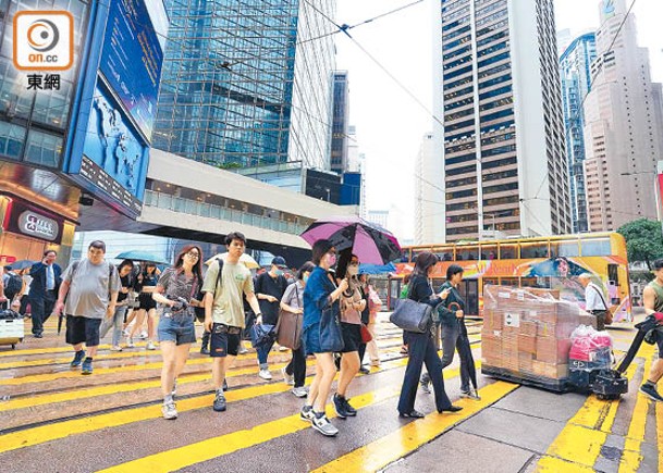 有議員指香港近年來多方面「失真」。