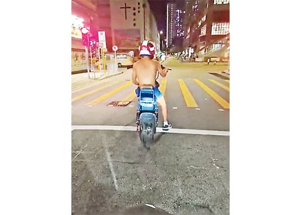 有人赤膊在馬路上騎電動單車。