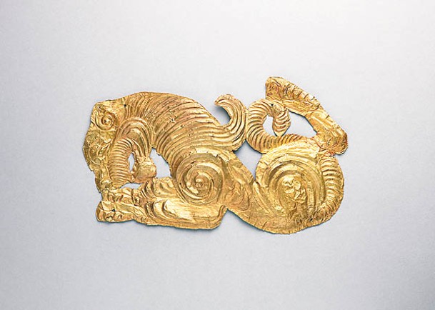 贈送的金銀器包括虎形飾片，以金製作，屬公元前3至公元1世紀產物。