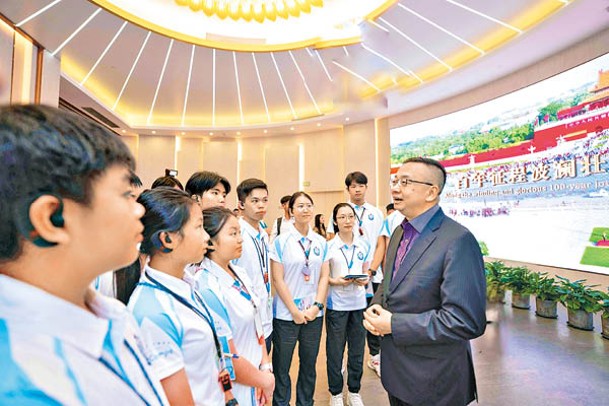 郭俊峯（右一）與領袖團隊員分享展覽內容。