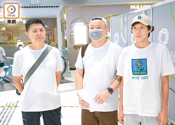 中國香港滑板聯合總會會長徐彥龍（中）與顧嘉洹（右）及其父親（左）會見傳媒。（袁志豪攝）