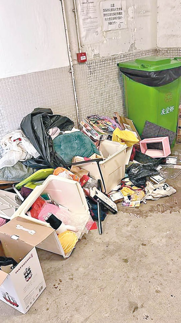 屯門友愛邨有人胡亂棄置垃圾。