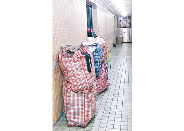 有公屋住戶把紅白藍膠袋放在門口，霸佔走廊位置。