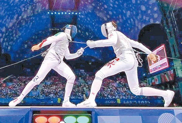 張家朗（右）成為奧運68年來首位在男花成功衞冕的劍手，再創奧運紀錄。