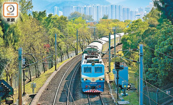 直通車重啟後，列車服務曾不斷提升。