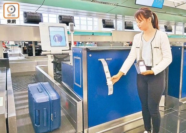 託運櫃會列印行李標籤，旅客需自行為行李掛上。（陳施敏攝）