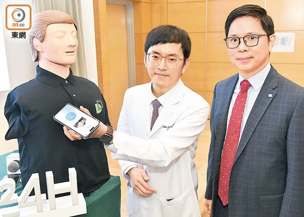 黃浚嘉醫生（左）示範手機聽診，右為何永基教授。（徐家浩攝）