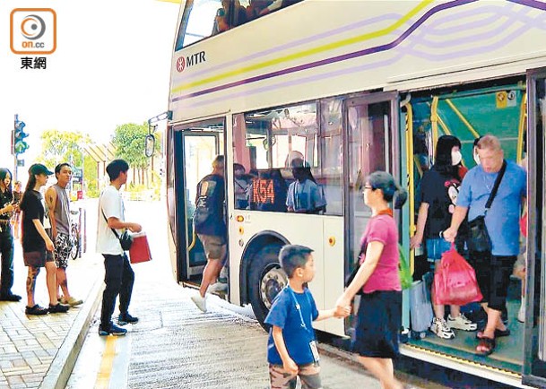 居民指出入市區巴士數量少，主要乘搭K54巴士來往港鐵站。