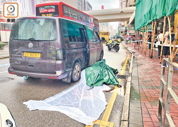 婦人遺體由帳篷遮蓋。（張開裕攝）