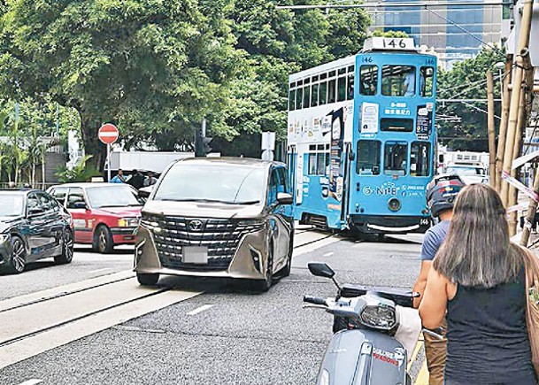 電車被撞至出軌橫亘於路中。