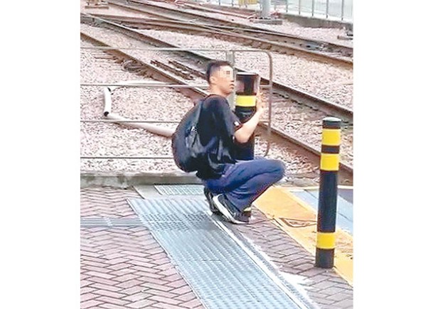 有男子在輕鐵站附近陶醉地狂舔一條路柱，引起網民熱議。