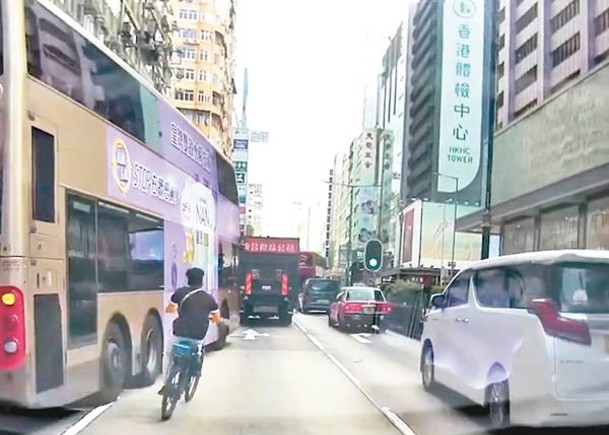 佐敦：南亞漢「攝車罅」險撞鄰車。