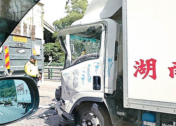 屯門公路：兩輛貨車首尾相撞。