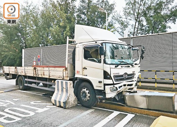 涉事貨車撞冧閘機後停下。（胡德威攝）