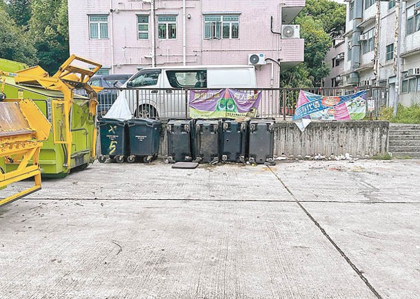 坪輋護老院旁咪錶停車場，已懸掛橫幅提醒市民切勿在該處棄置垃圾。