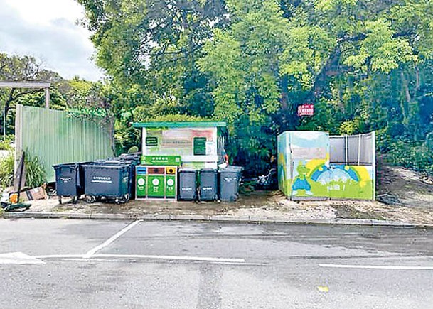 針對村民投訴木湖村垃圾收集站有垃圾被水沖出路邊，當局會派遣執法小隊加強檢控行動。
