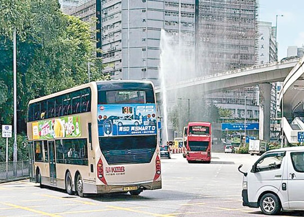 地底水管爆裂噴出水柱。