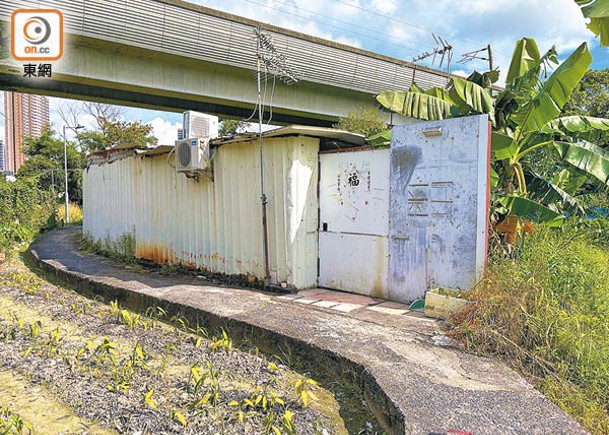 洪水橋：只有一層高的鐵皮屋，屋外安裝了冷氣機。（黃仲民攝）