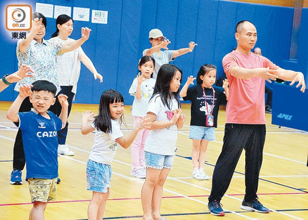 昨日為全民運動日，不少家長帶同子女到場參與。（黃仲民攝）