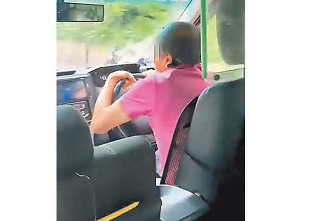 網上流傳有「老司機」手握軚盤「郁身郁勢」。