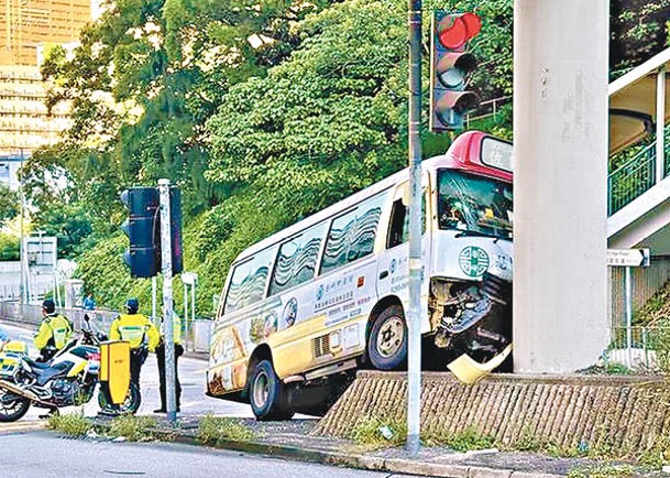 小巴車頭損毀。