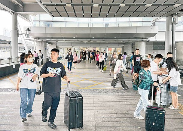 深圳陸路口岸單日出入境旅客數字創全面恢復通關以來新高。