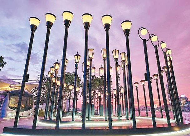 灣仔海濱長廊重置歷代電街燈，成為新的打卡地標。