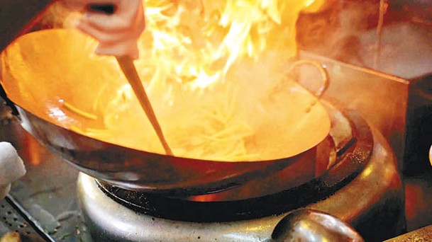 中式餐飲講求鑊氣， 煤氣明火可以在短時間提供很大火力，令菜式更加色香味俱全。