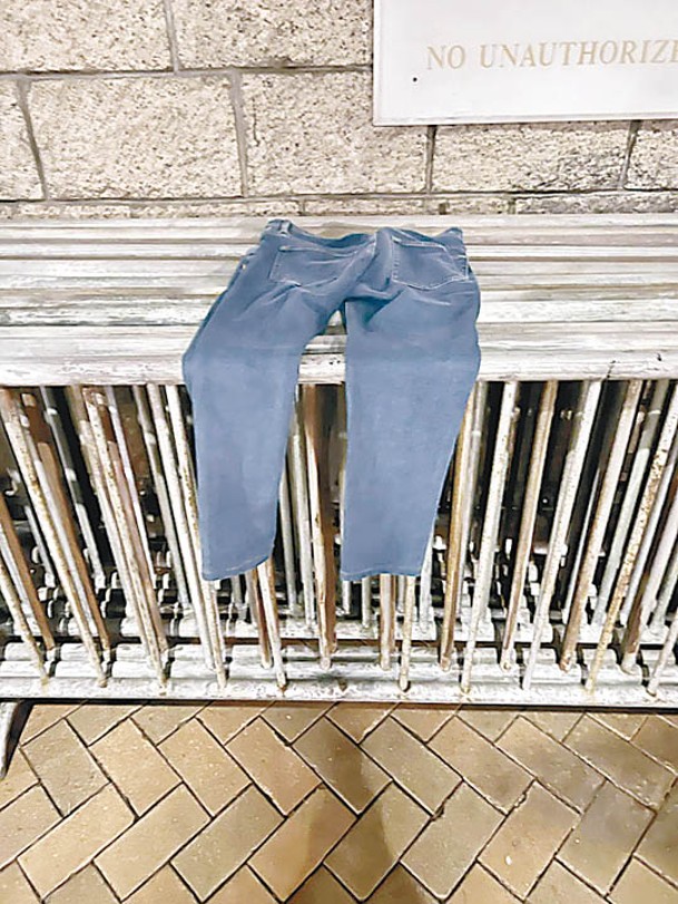 路人把女裝牛仔褲放在金鐘路邊顯眼位置，要求褲主取回。