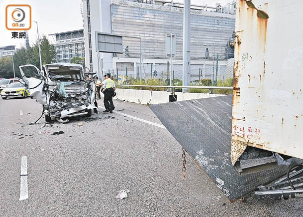 客貨車車頭爛如廢鐵。（劉子文攝）