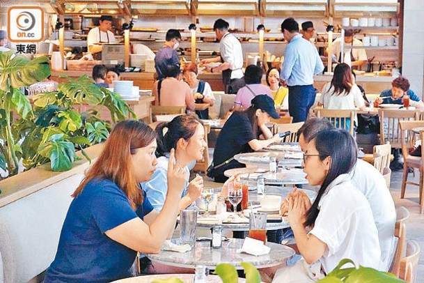 香港消費成本高，不少市民寧到外地食買玩。