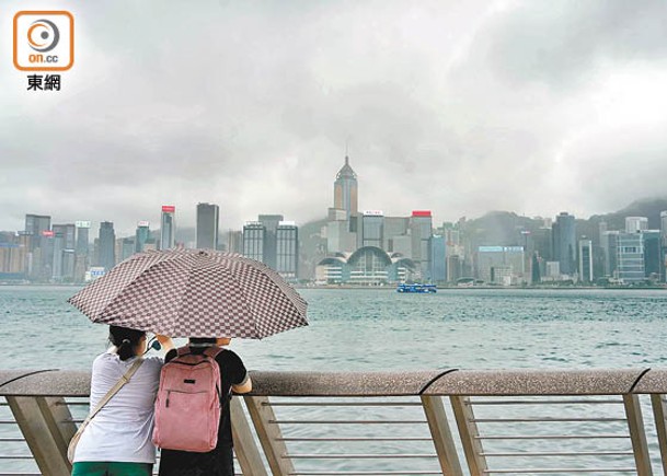 連日高溫觸發強雷雨區，天文台昨日一度發出黃雨警告信號。