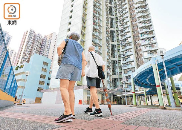 市民在香港生活使費大，交還公屋北上養老的情況上升。