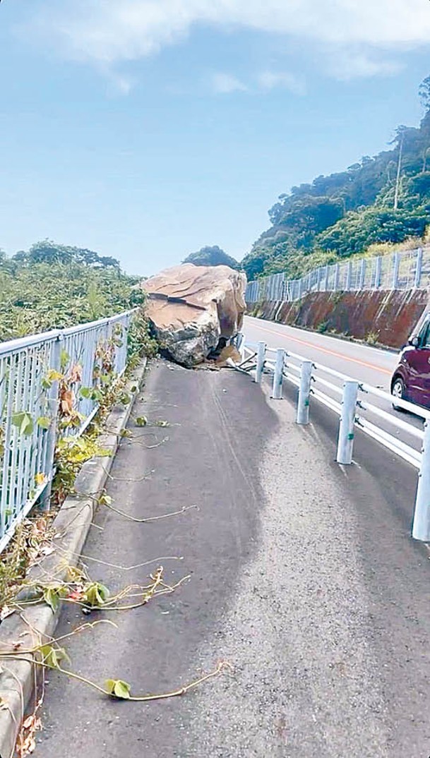 現場有大石倒下阻擋道路。