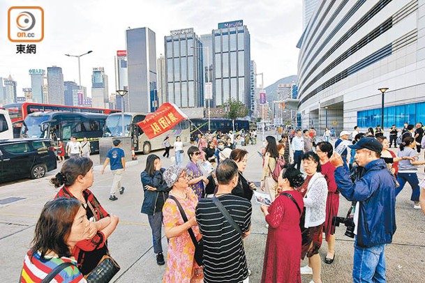 訪港旅客亦未能帶動零售業從谷底反彈。