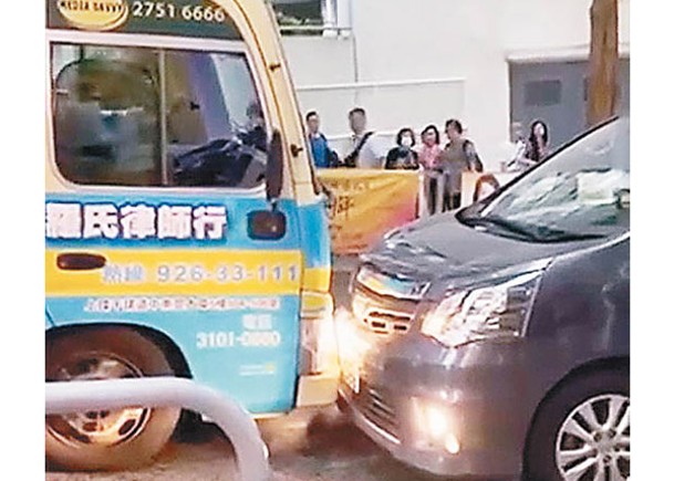 一輛綠Van與對頭車狹路相逢，各不相讓。