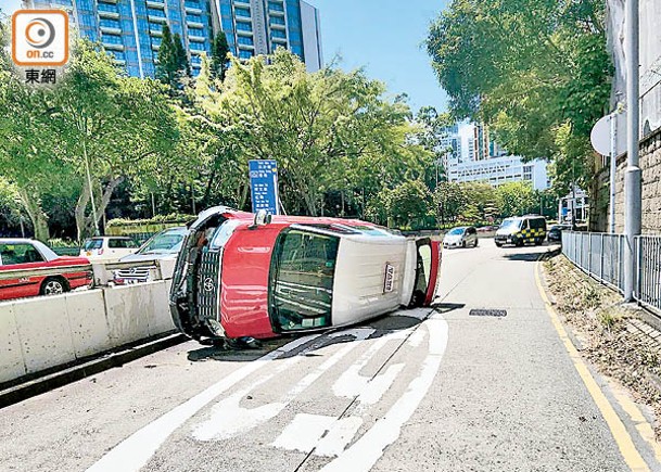 的士車頭損毀。（張開裕攝）