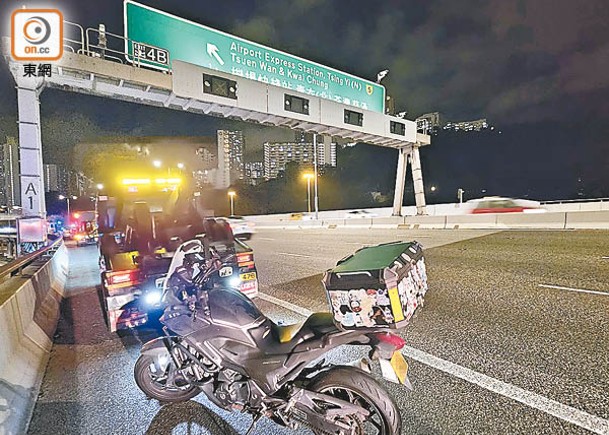 爆胎失控  鐵騎士乘客人仰車翻