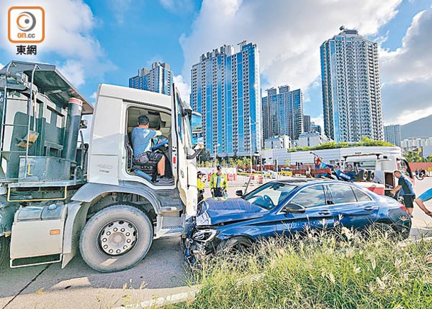 泥頭車及私家車相撞。（張開裕攝）