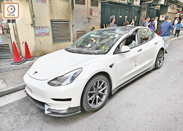 被砸毀Tesla電動車。（陳嘉順攝）